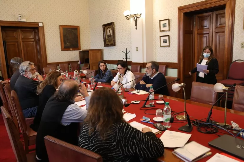 Pasado más de un mes de firmado el acuerdo no se han logrado avances significativos en la redistribución de médicos y médicas de la ex Casa de Galicia