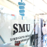 SMU fachada puerta logo